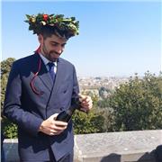 Sono un professore di storia appassionato e mi dedico all'insegnamento nei licei e negli istituti professionali. Il mio obiettivo